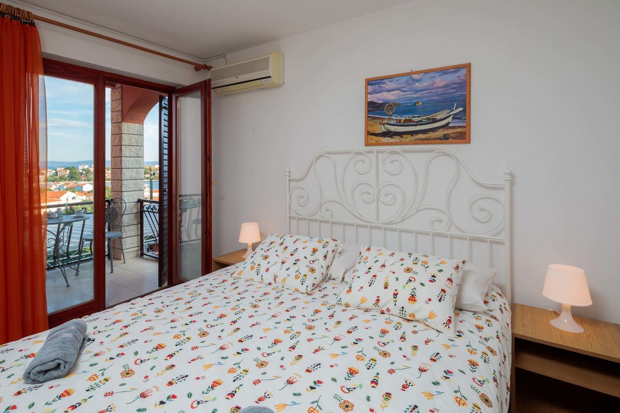 Apartments Loncar Seget Vranjica Bagian luar foto